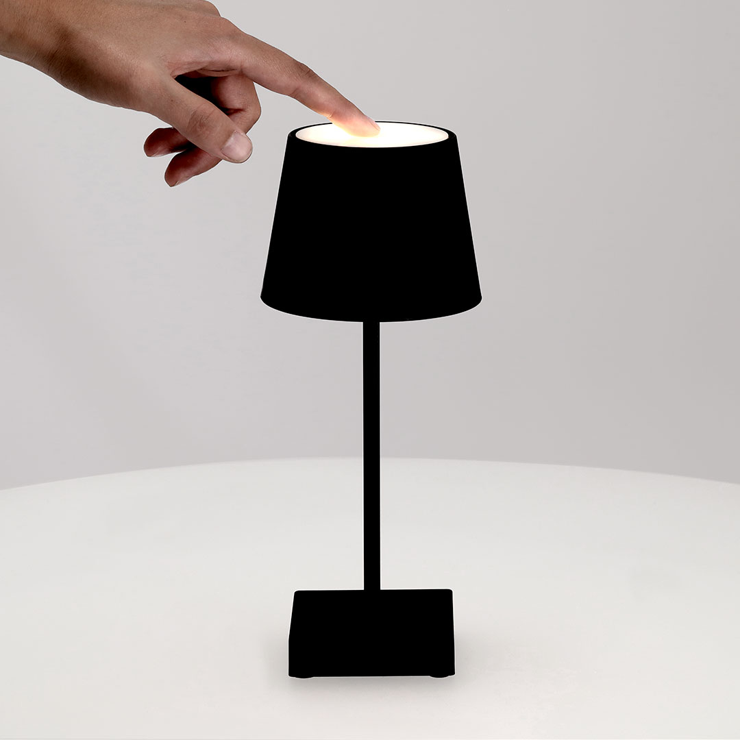 Zwarte tafellamp met Verchroomde Afwerking – 17 LED’s – 3 Lichtmodi – Werkt op 3x AAA-batterijen - Afbeelding 3