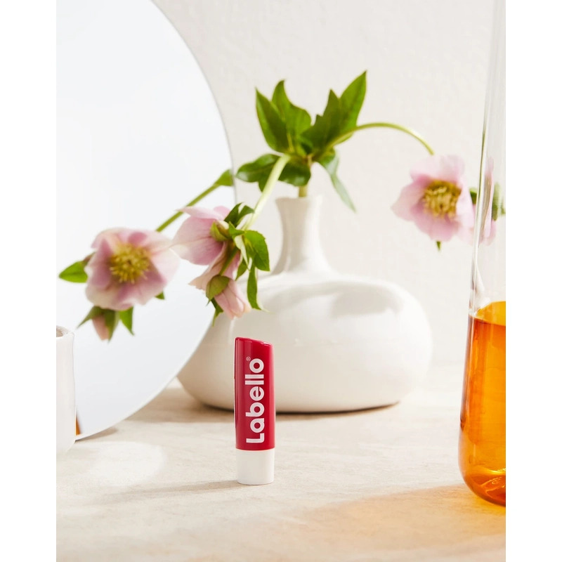 Labello Strawberry Shine lippenbalsem met aardbeiengeur en rode glans - Afbeelding 3